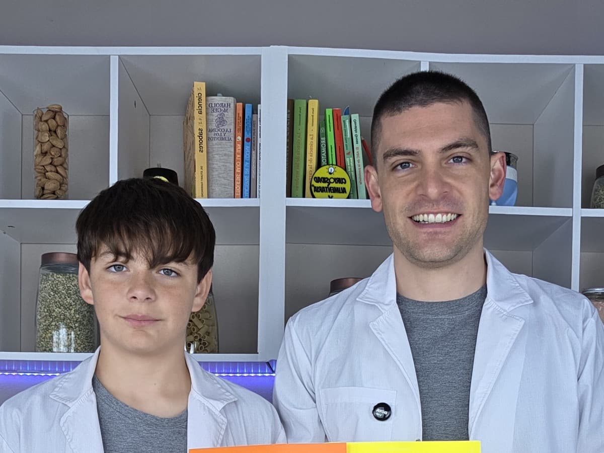 Tomás junto a Simón, su ahijado, haciendo un experimento con alimentos
